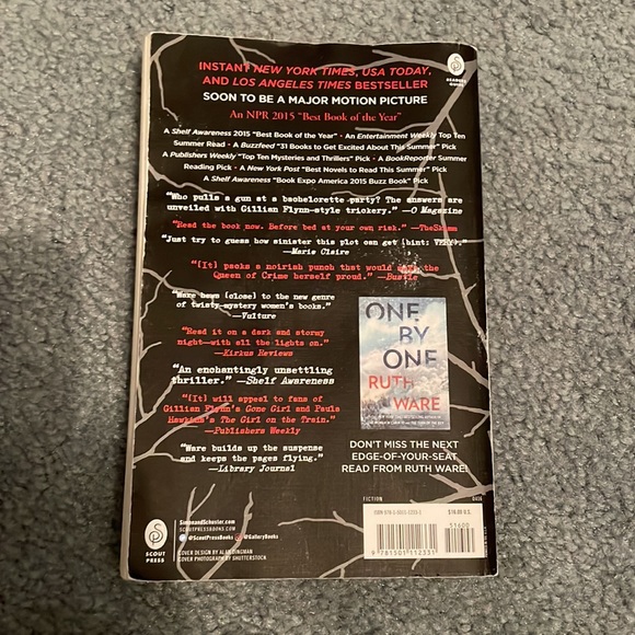 In a dark, dark wood by Ruth Ware - Picture 2 of 2